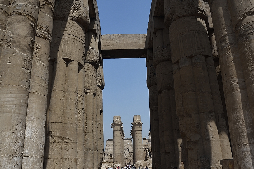 80 MAK_6231.jpg - Il tempio, a differenza di altri templi, è integrato nel tessuto urbano della città moderna ed è stato utilizzato come luogo di culto per diverse religioni nel corso dei millenni, ospitando anche una moschea ancora attiva al suo interno.